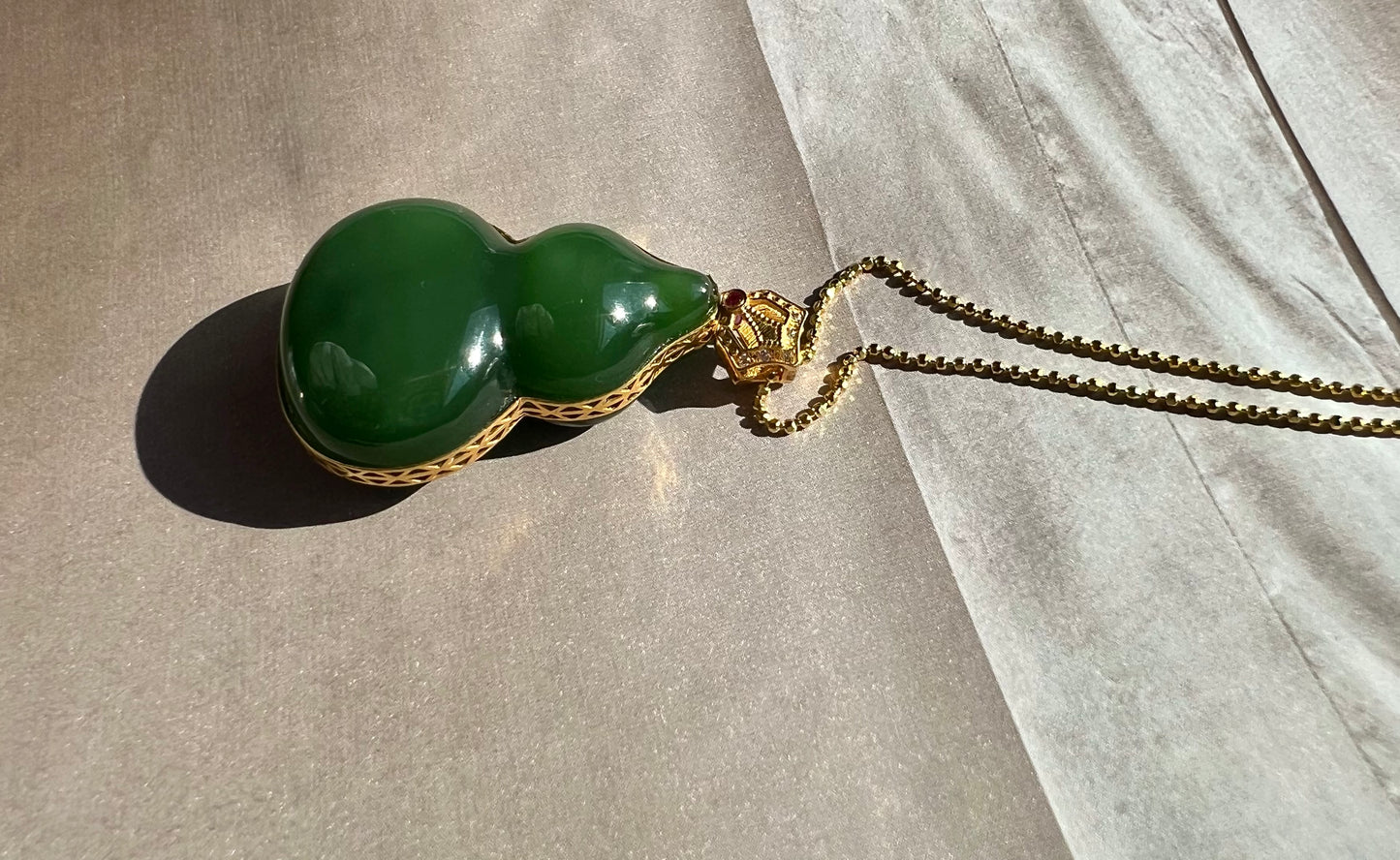 Certified natural nephrite green jade pendant /gold 18k/green nephrite Carved gourd pendant 天然碧玉 辣绿菠菜绿葫芦 无结构起莹光 18k金厚镶吊坠/项链#2201