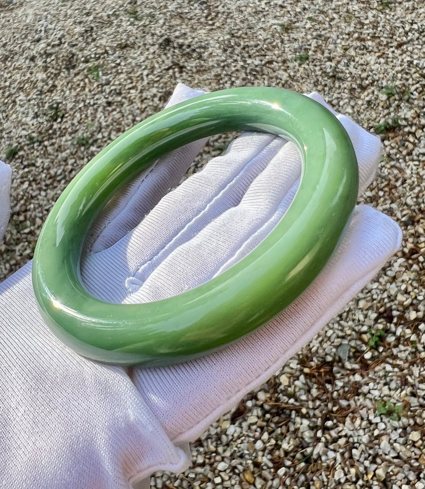 56.5mm Certified Natural hetian jade Siberian green nephrite Bangle/greenish blue bangle天然精品和田玉老俄料碧玉 胖圆条手镯 粉绿#6620 猫眼结构