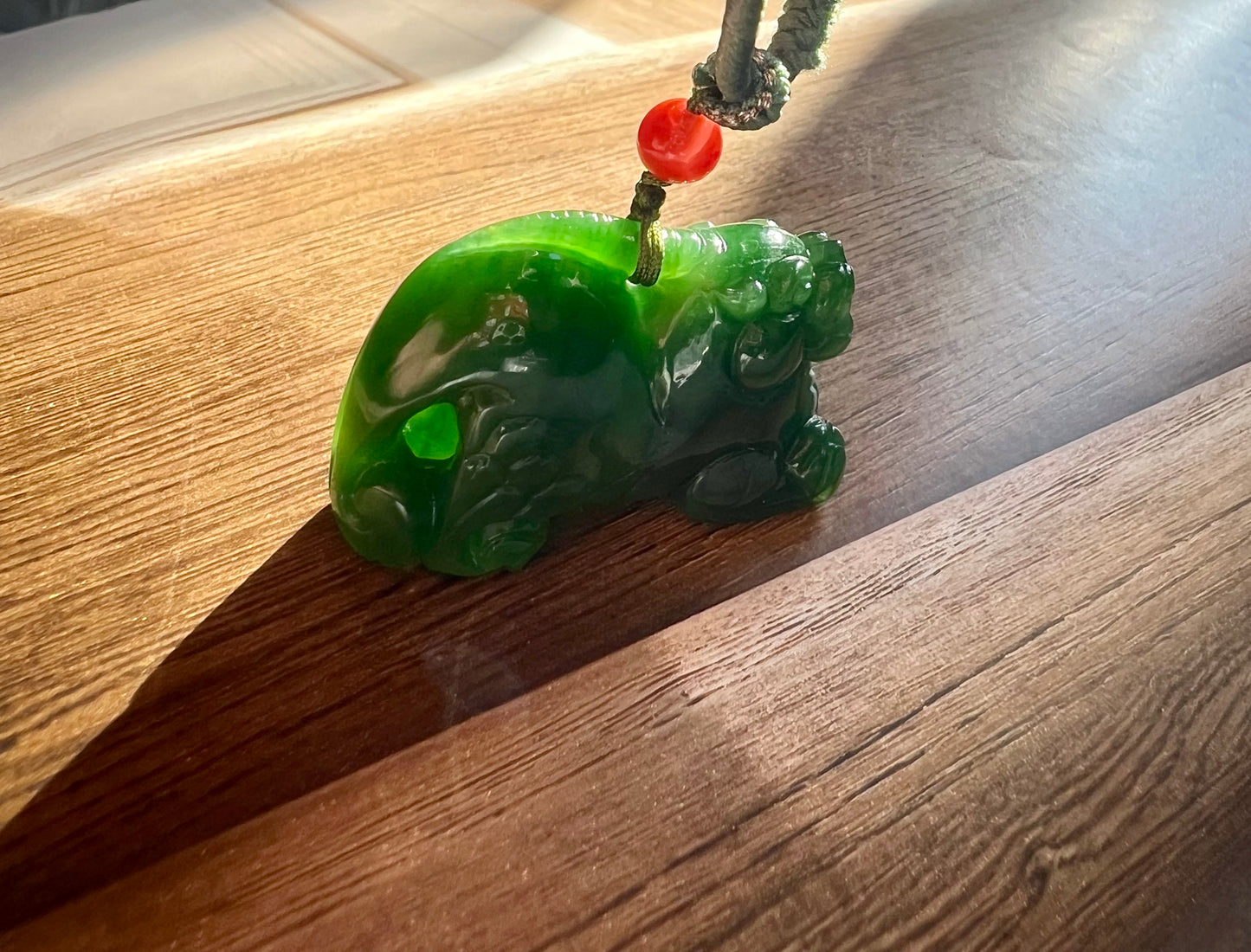 Certified natural jade Siberian green nephrite hand carved Pixiu pendant necklace/spicy green 天然俄料碧玉 手工雕刻站立貔貅 吊坠 项链#8663 辣阳绿