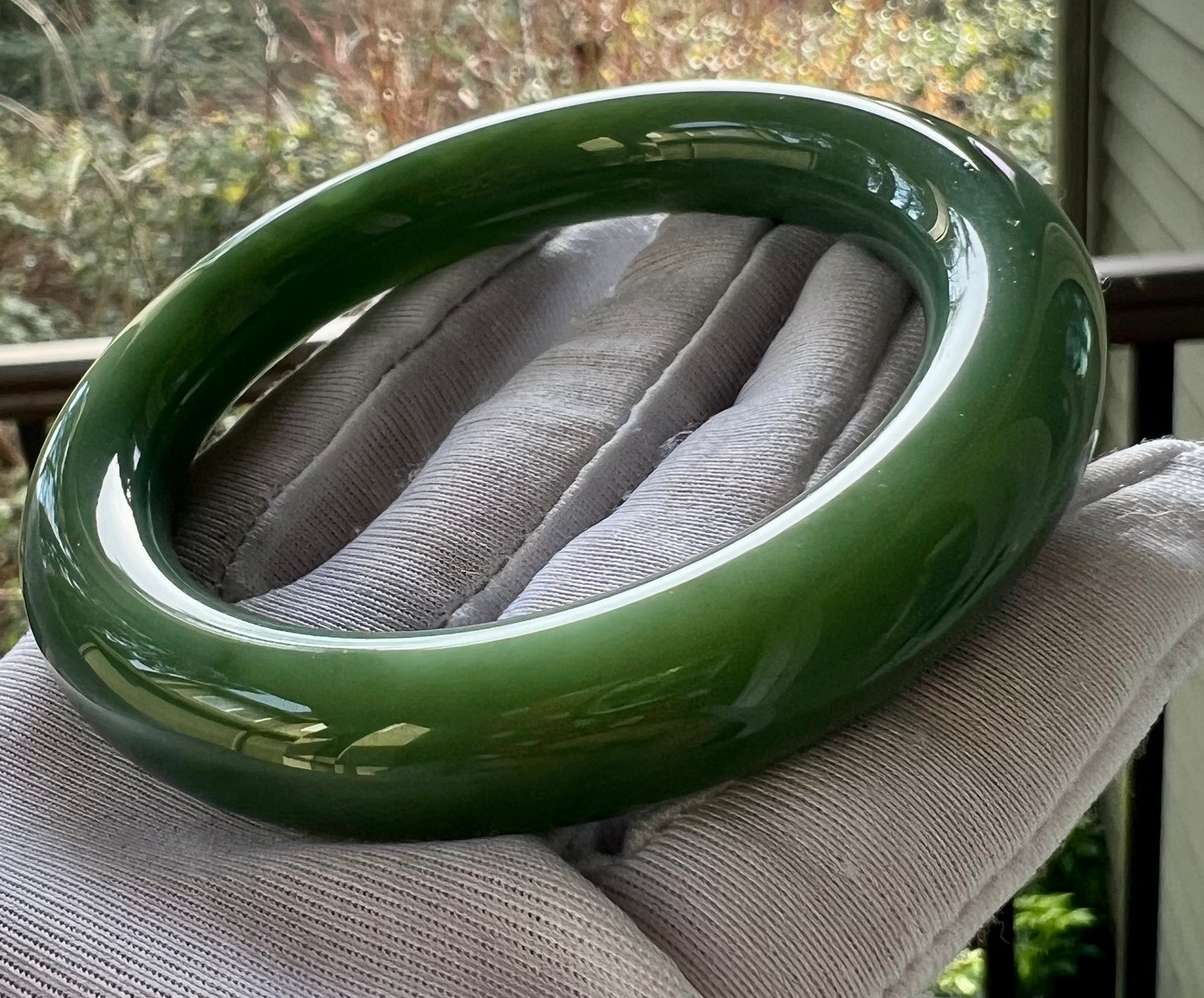 56.5mm Certified Natural hetian jade Siberian green nephrite Bangle/greenish blue bangle天然精品和田玉老俄料碧玉 胖圆条手镯 粉绿#6620 猫眼结构