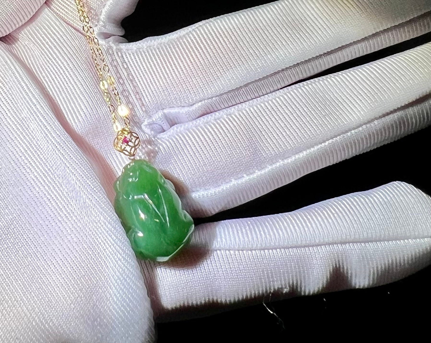 Certified natural Siberian chatoyant green nephrite, bright green nephrite carved Pixiu pendant necklace/gold 18k俄料冰润细腻猫眼 碧玉貔貅和田玉吊坠项链