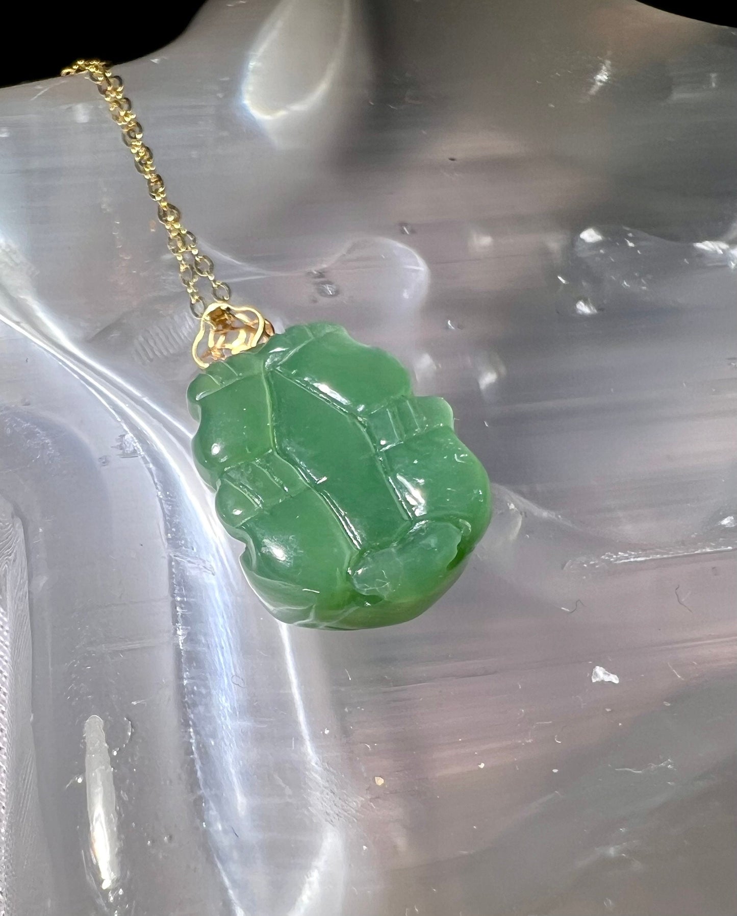 Certified natural Siberian chatoyant green nephrite, bright green nephrite carved Pixiu pendant necklace/gold 18k俄料冰润细腻猫眼 碧玉貔貅和田玉吊坠项链