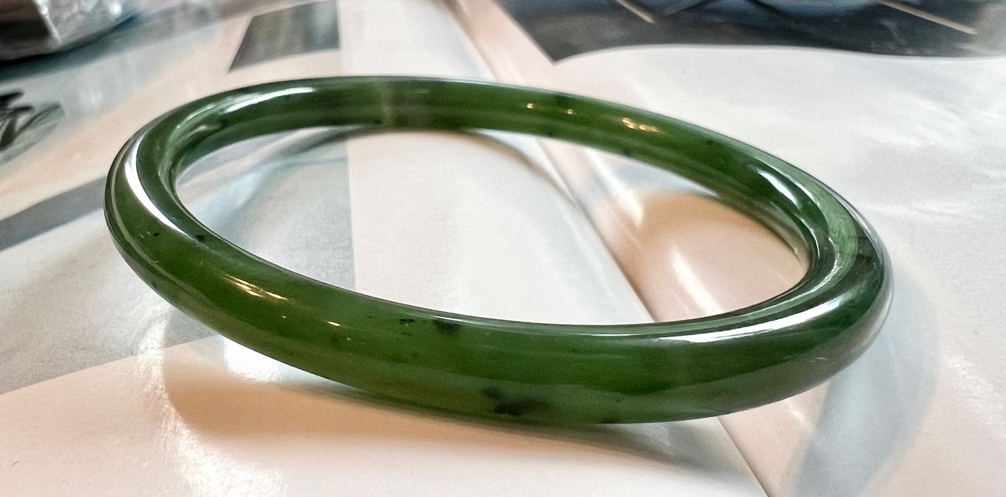55.5mm Certified Natural hetian jade Siberian green nephrite Bangle/oily green nephrite 天然俄料碧玉和田玉 正阳绿碧玉手镯 美人条 叮当镯 冰润 #0119