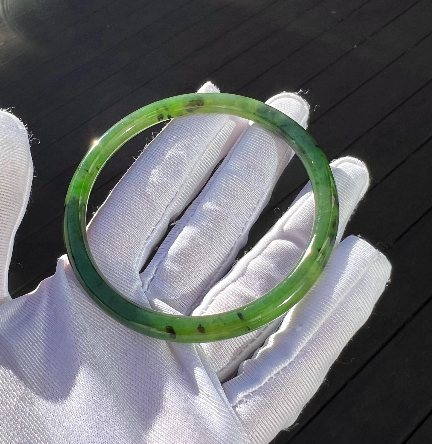 58.3mm Certified Natural hetian jade Siberian green nephrite Bangle/icy bright oily green nephrite 天然和田玉俄料碧玉 冰底阳绿苹果绿手镯 美人条 叮当镯 冰润起荧光#5355
