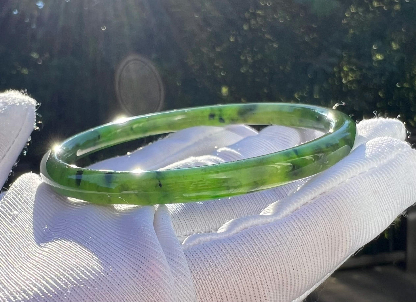 58.3mm Certified Natural hetian jade Siberian green nephrite Bangle/icy bright oily green nephrite 天然和田玉俄料碧玉 冰底阳绿苹果绿手镯 美人条 叮当镯 冰润起荧光#5355