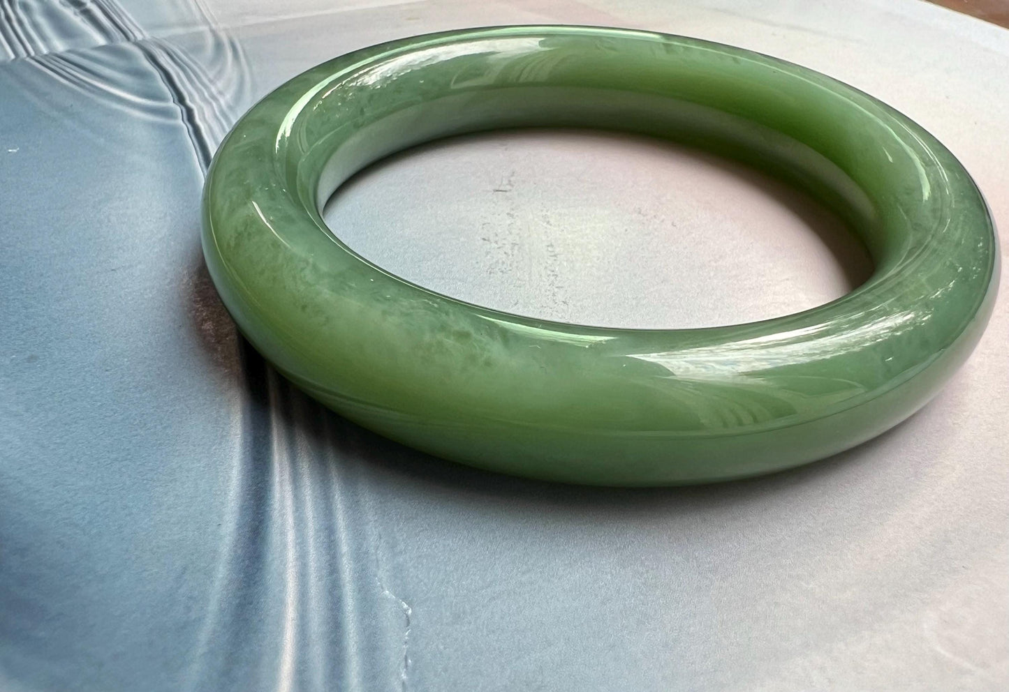 56.5mm Certified Natural hetian jade Siberian green nephrite Bangle/greenish blue bangle天然精品和田玉老俄料碧玉 胖圆条手镯 粉绿#6620 猫眼结构