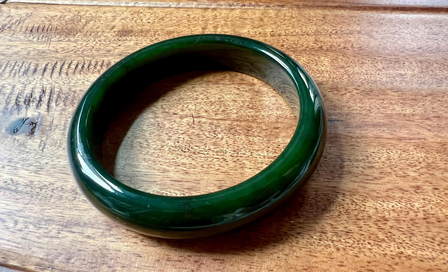 57.7mm Certified Natural hetian jade Siberian green nephrite Bangle/spinach green bangle 天然精品和田玉老坑俄料碧玉 正圈手镯 平安镯 深浓菠菜绿 #3261 少量红皮