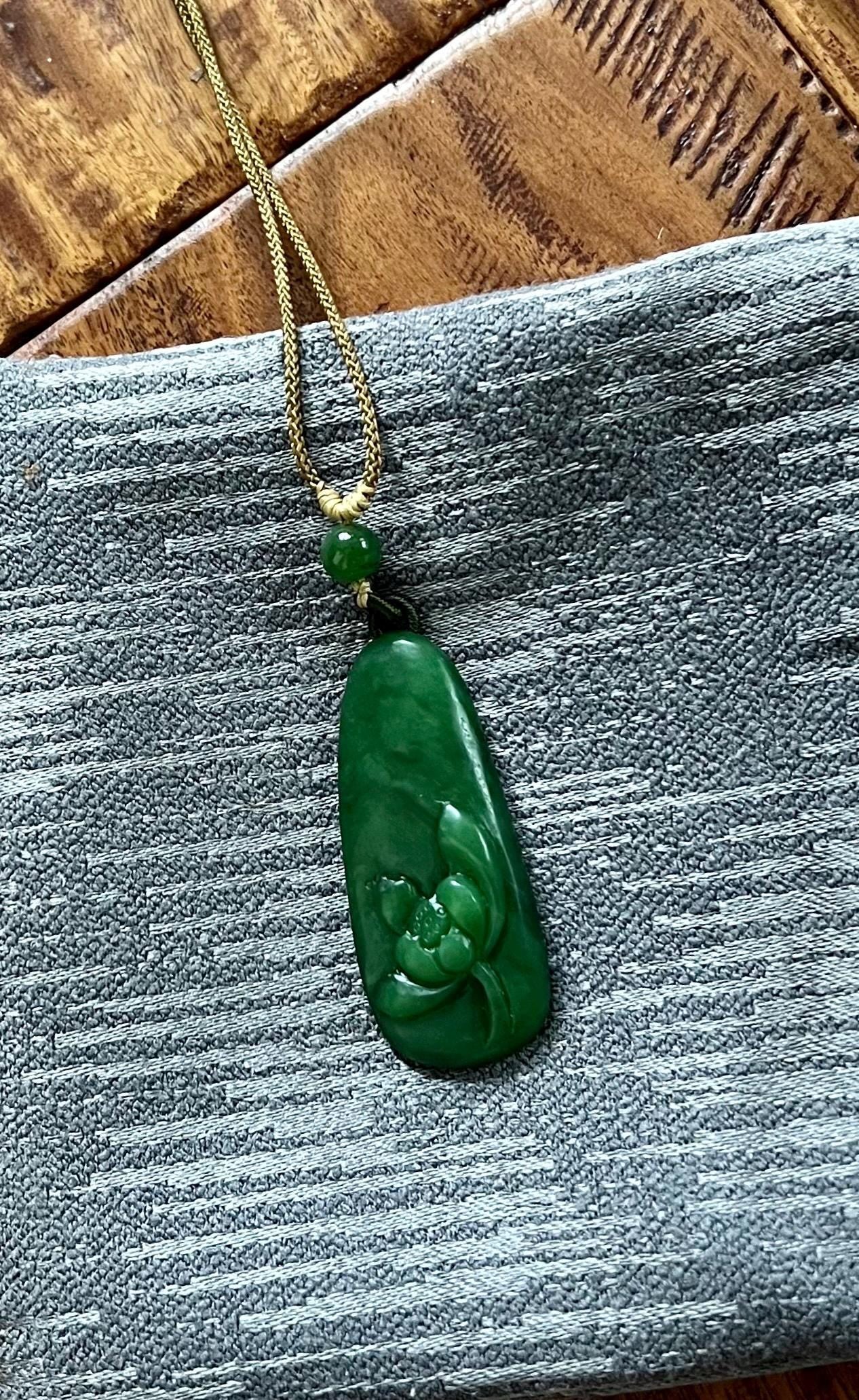 Certified natural hetian jade/Siberian rich green nephrite carved lotus flower nothing pendant/necklace 天然精品和田玉 老俄料碧玉无事牌 荷花吊坠 浓色辣绿#4131
