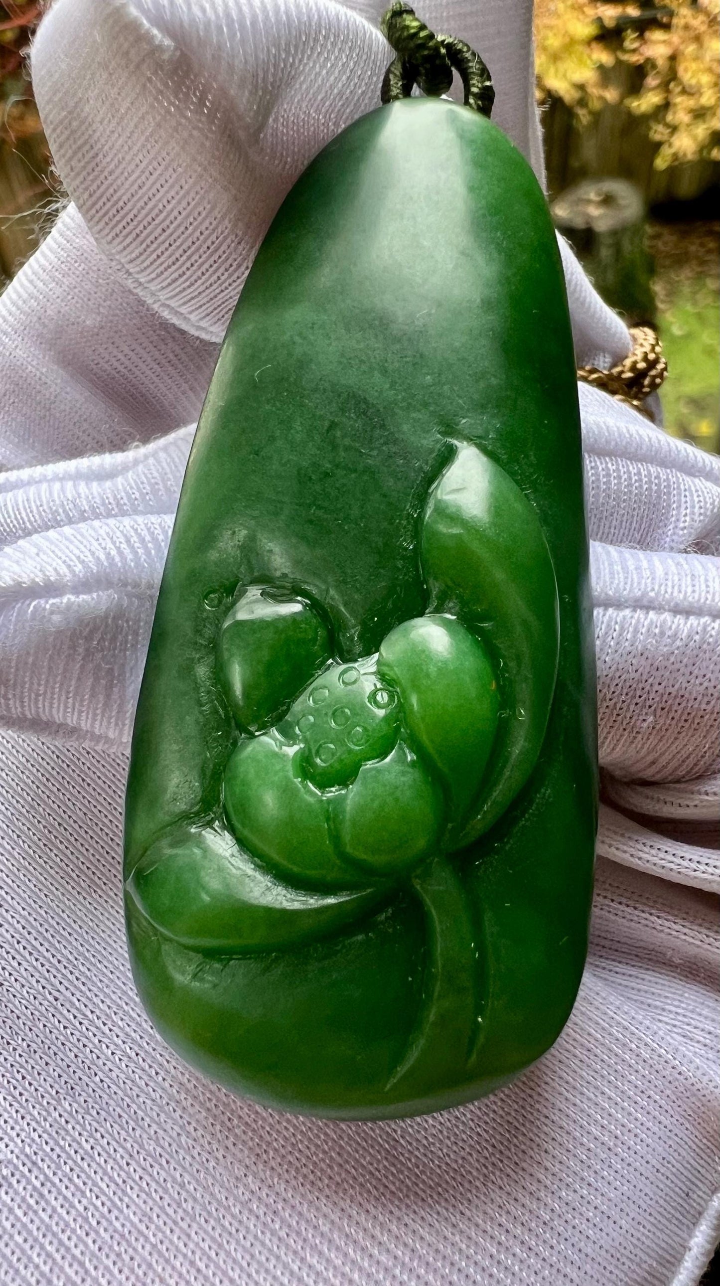 Certified natural hetian jade/Siberian rich green nephrite carved lotus flower nothing pendant/necklace 天然精品和田玉 老俄料碧玉无事牌 荷花吊坠 浓色辣绿#4131