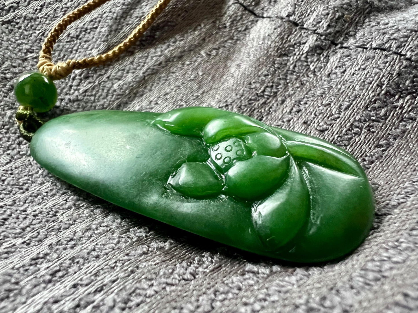 Certified natural hetian jade/Siberian rich green nephrite carved lotus flower nothing pendant/necklace 天然精品和田玉 老俄料碧玉无事牌 荷花吊坠 浓色辣绿#4131