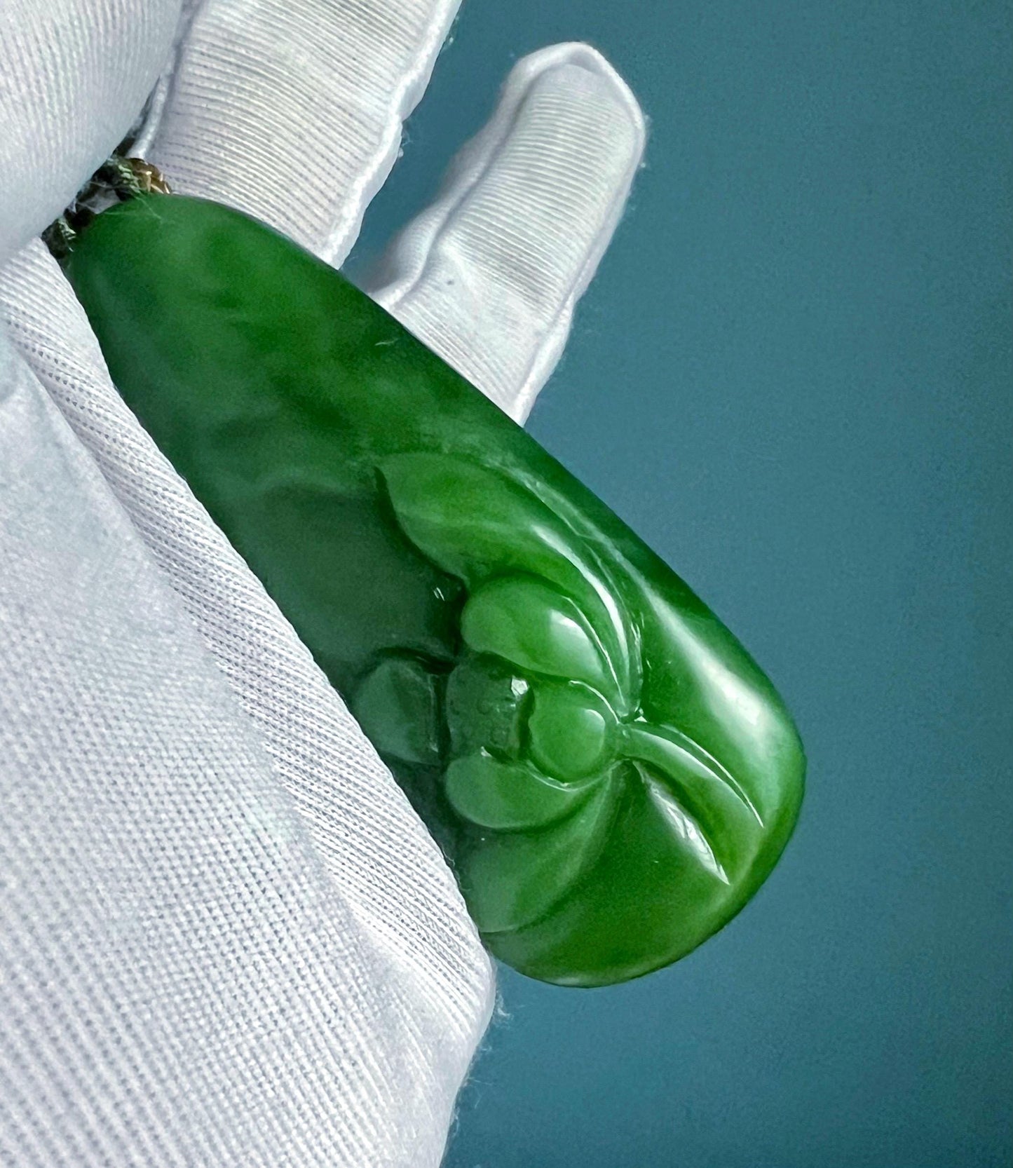Certified natural hetian jade/Siberian rich green nephrite carved lotus flower nothing pendant/necklace 天然精品和田玉 老俄料碧玉无事牌 荷花吊坠 浓色辣绿#4131