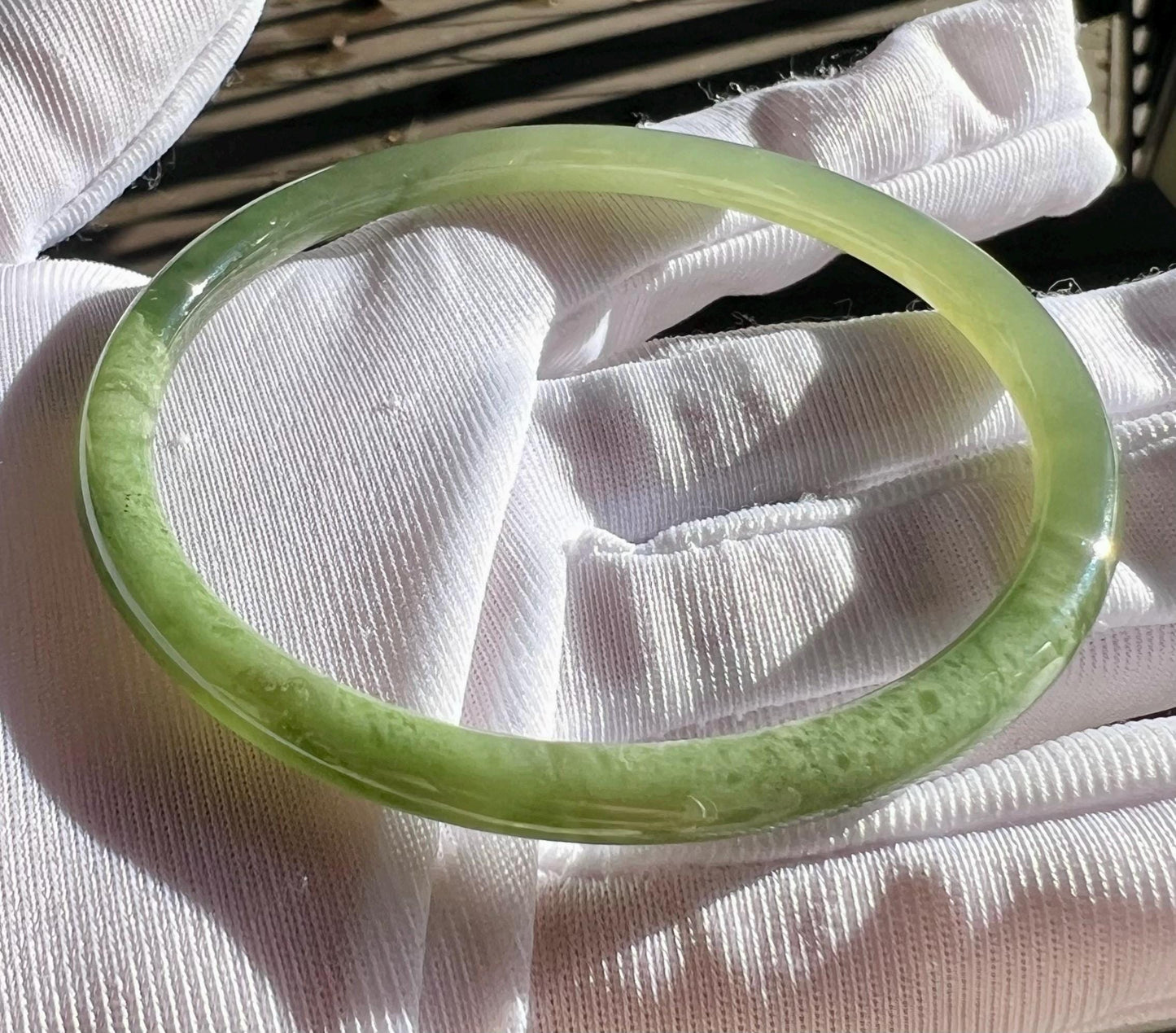 55mm Certified natural hetian jade Qinghai Emerald Green nephrite Bangle/icy green nephrite 天然和田玉 晴水带翠 双色细圆条手镯 美人条叮当镯#0731