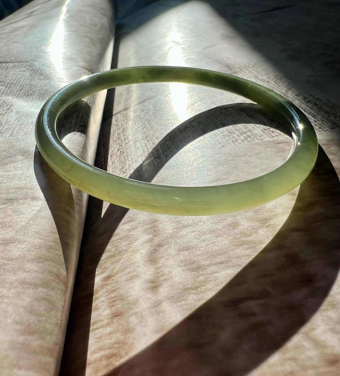 55mm Certified natural hetian jade Qinghai Emerald Green nephrite Bangle/icy green nephrite 天然和田玉 晴水带翠 双色细圆条手镯 美人条叮当镯#0731