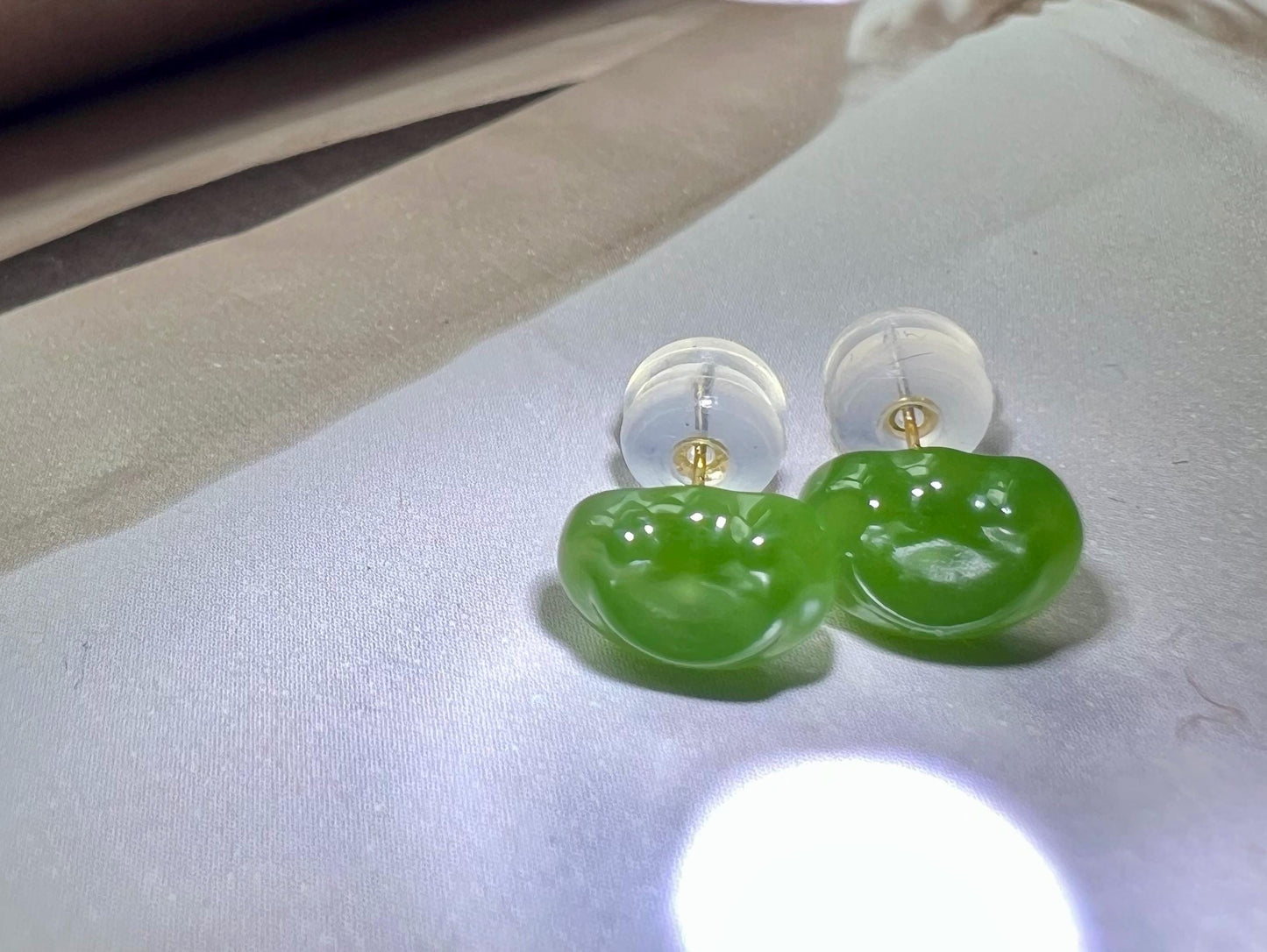 Certified natural nephrite Green jade/ Auspicious clouds Ruyi stud earrings/green nephrite earrings/gold 18k天然 俄料碧玉 祥云如意造形耳钉 果阳绿/18k金#0674 福豆