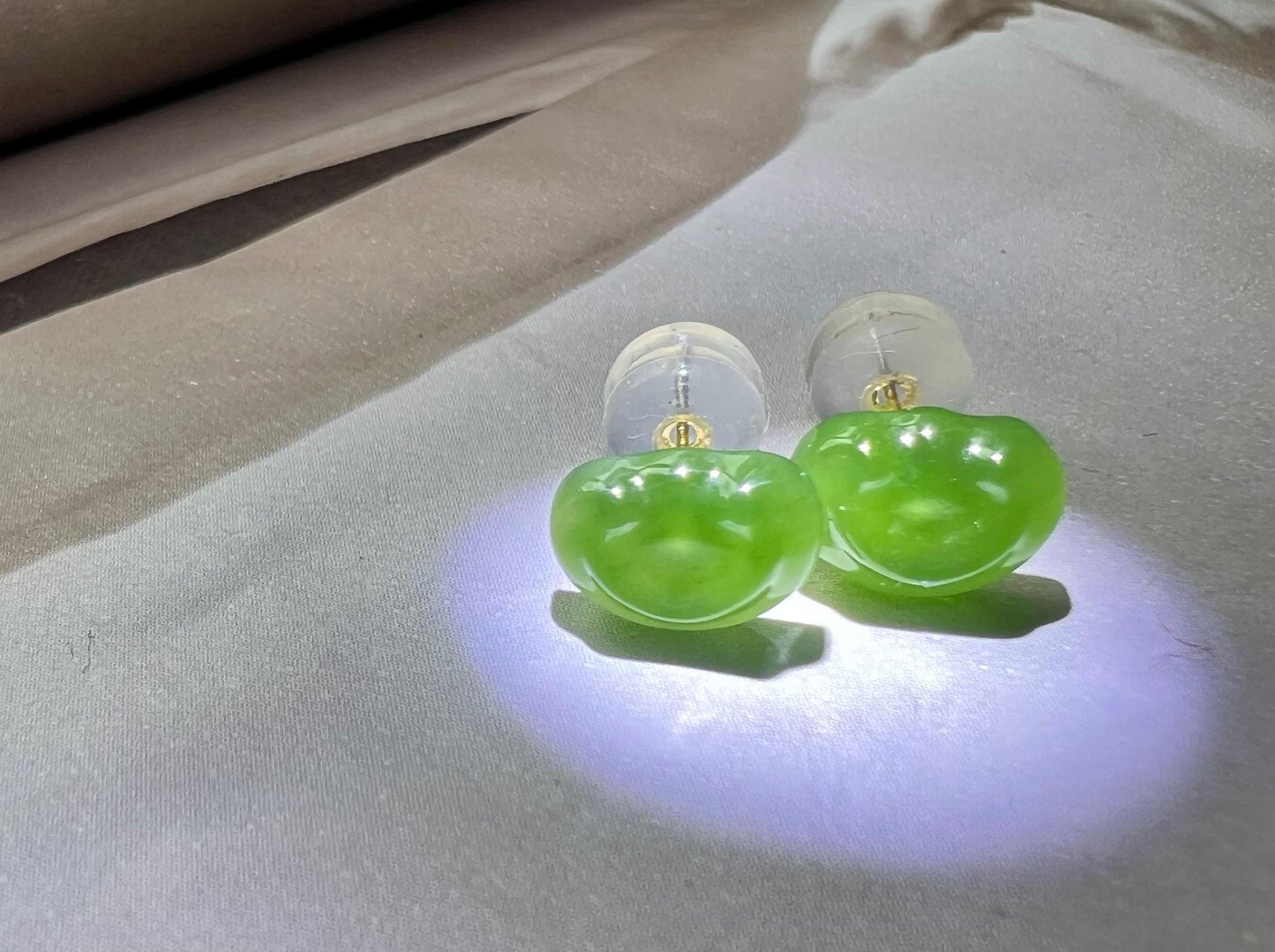 Certified natural nephrite Green jade/ Auspicious clouds Ruyi stud earrings/green nephrite earrings/gold 18k天然 俄料碧玉 祥云如意造形耳钉 果阳绿/18k金#0674 福豆
