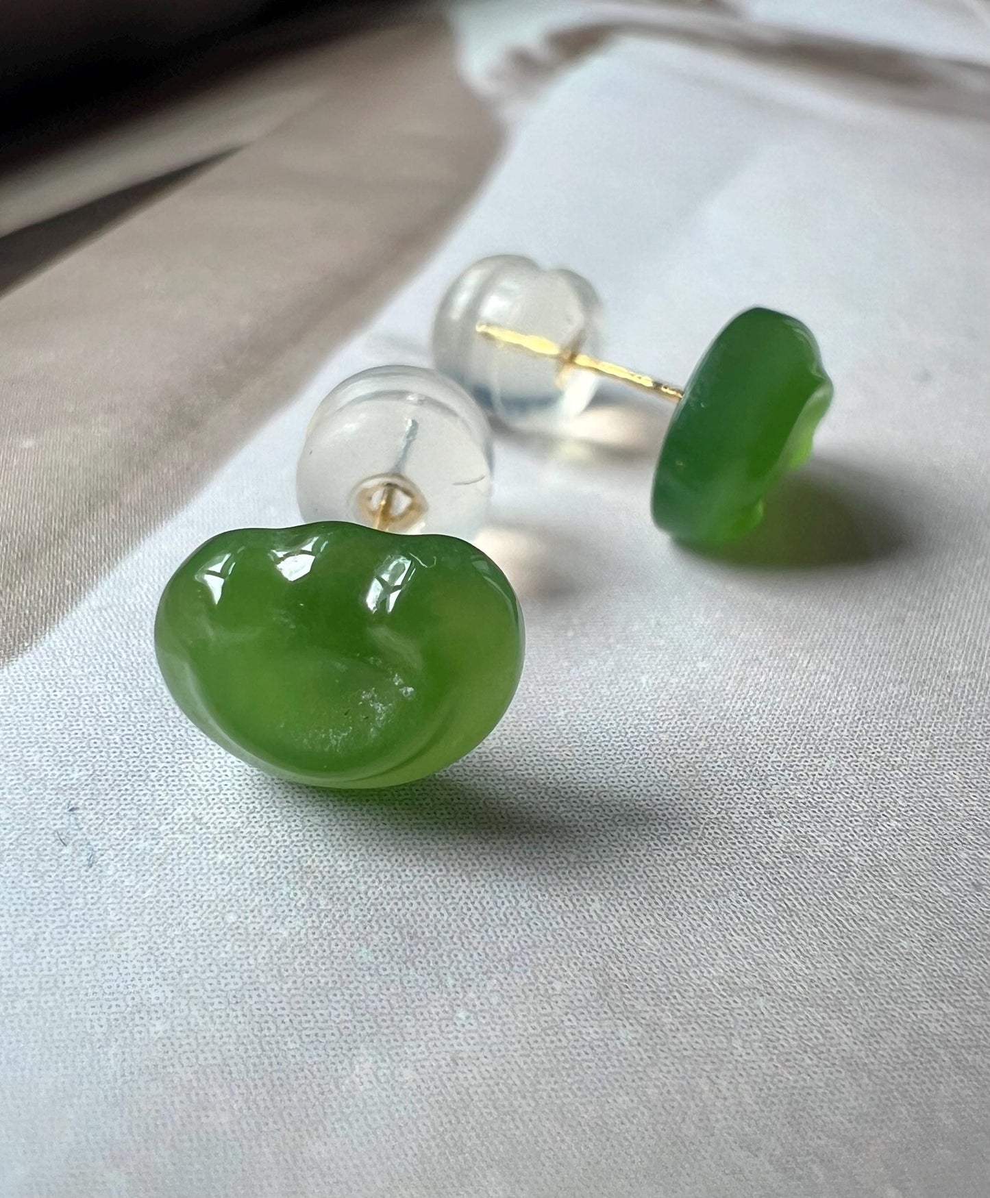 Certified natural nephrite Green jade/ Auspicious clouds Ruyi stud earrings/green nephrite earrings/gold 18k天然 俄料碧玉 祥云如意造形耳钉 果阳绿/18k金#0674 福豆