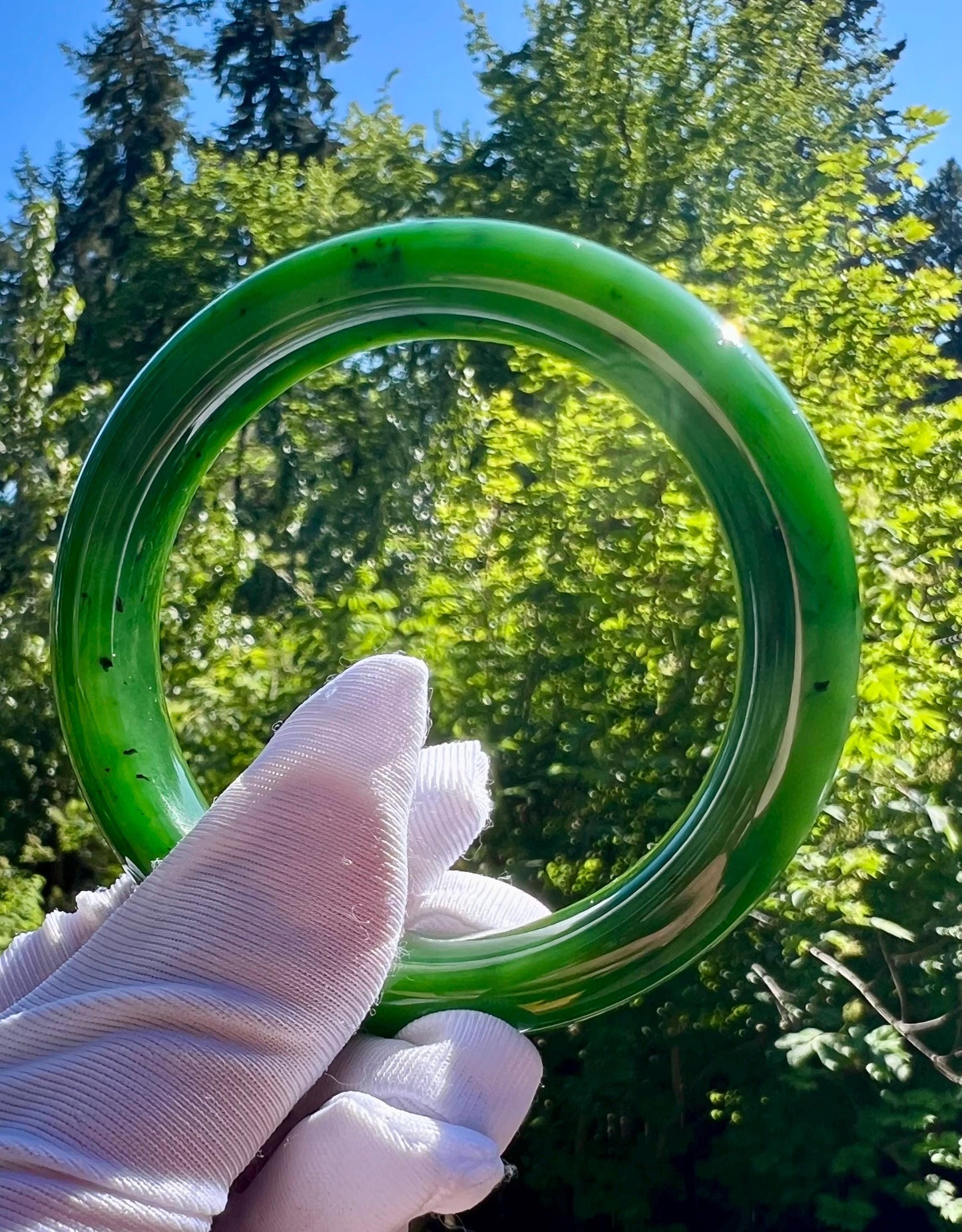 55.1mm Certified natural nephrite green jade/Siberian green nephrite Bangle/spicy rich green color 天然精品碧玉 正圈手镯 平安镯 #8134 辣绿/辣菠菜绿