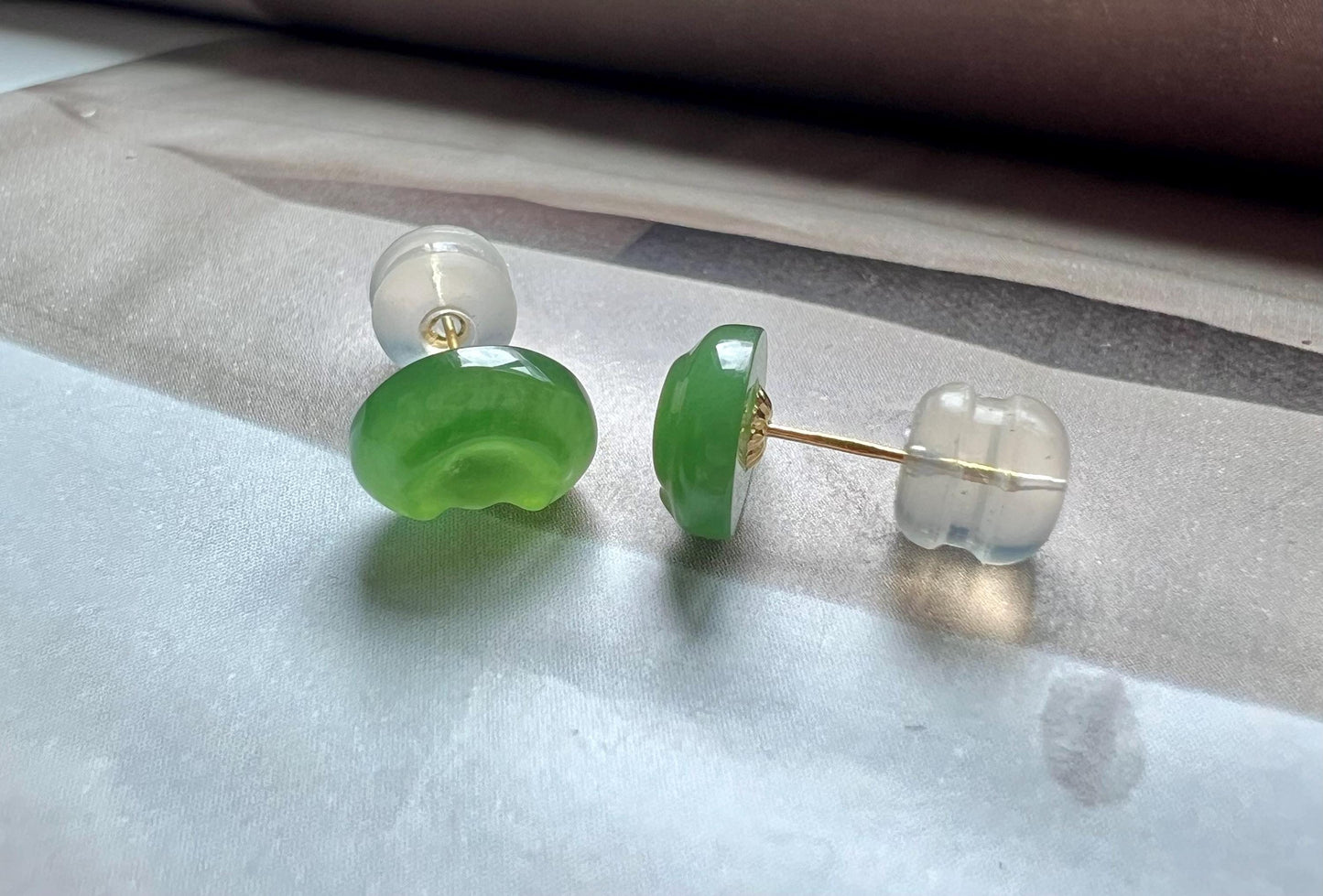 Certified natural nephrite Green jade/ Auspicious clouds Ruyi stud earrings/green nephrite earrings/gold 18k天然 俄料碧玉 祥云如意造形耳钉 果阳绿/18k金#0674 福豆