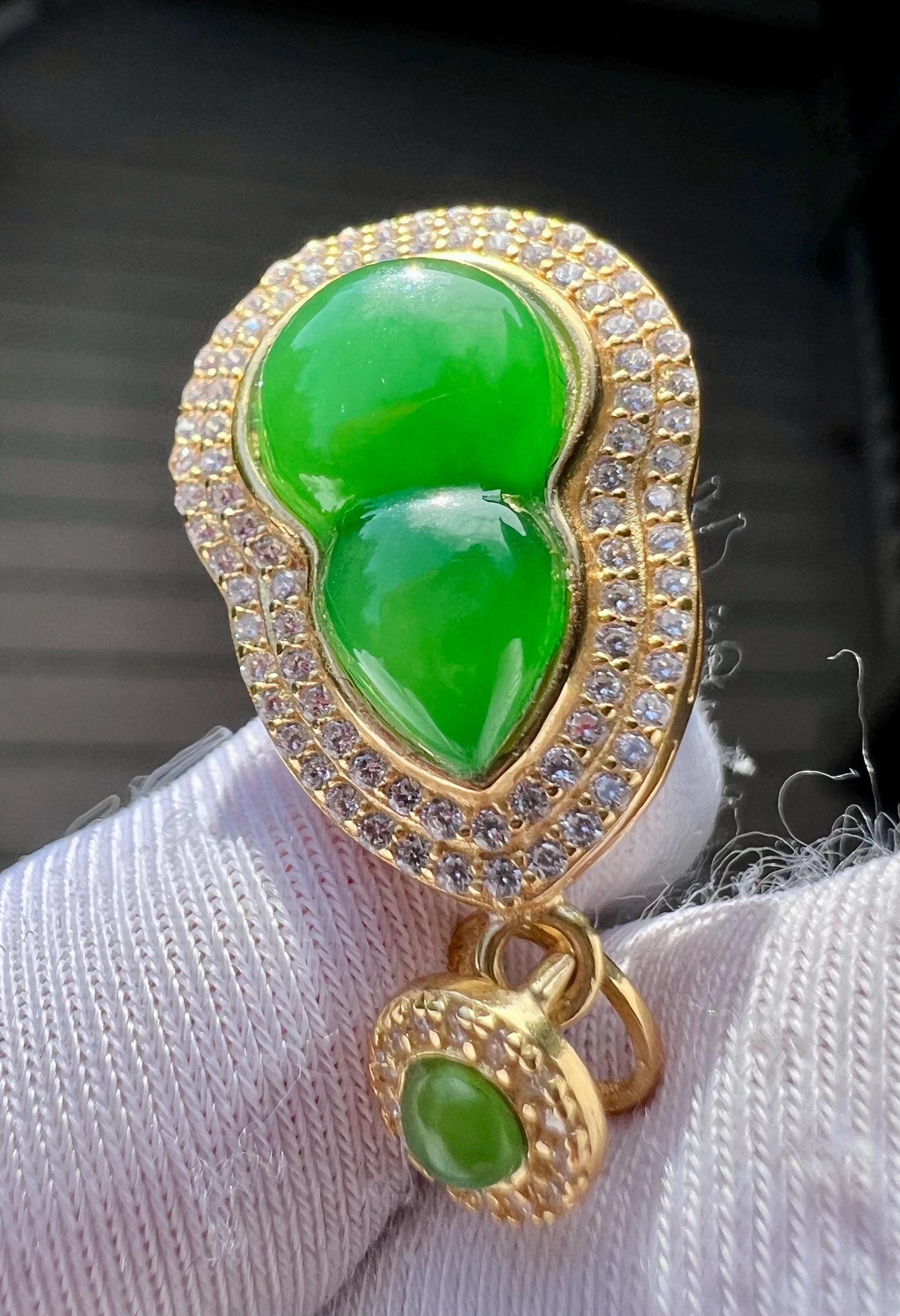 Certified natural nephrite green jade/Siberian apple green nephrite gourd pendant necklace/intense color天然精品软玉 碧玉苹果绿 葫芦吊坠项链 纯银镶嵌#2264