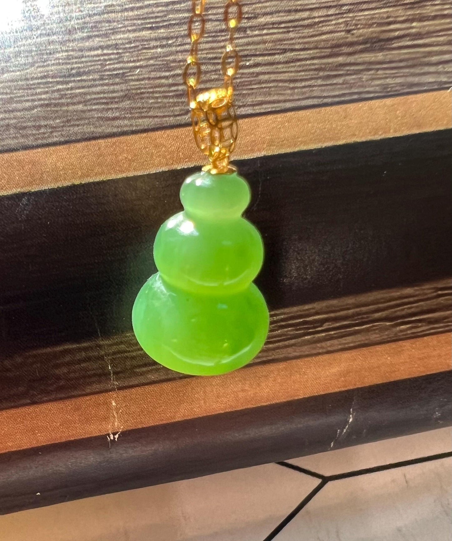 Certified natural nephrite green jade /bright green nephrite carving gourd pendant necklace天然软玉 碧玉雕刻葫芦吊坠 项链/ 18k金扣头#1719 阳绿起莹光