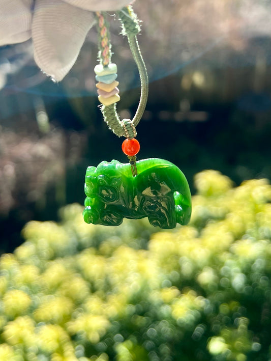 Certified natural jade Siberian green nephrite hand carved Pixiu pendant necklace/spicy green 天然俄料碧玉 手工雕刻站立貔貅 吊坠 项链#8663 辣阳绿