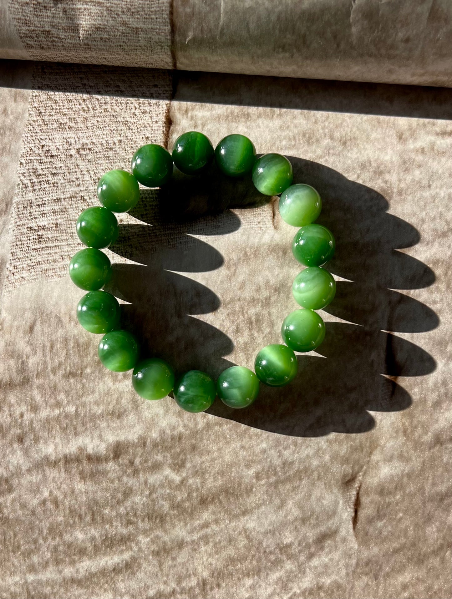 12mm Certified natural nephrite green jade Bracelet/vivid chatoyant green nephrite 天然精品 碧玉手串 猫眼碧玉 #0703 一线绿猫
