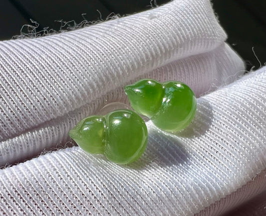 Certified natural nephrite Green jade/ gourd shaped stud earrings/green nephrite earrings/gold 18k天然 俄料碧玉葫芦造形耳钉 果阳绿/18k金#0650