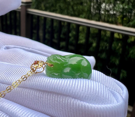 Certified natural Siberian chatoyant green nephrite, bright green nephrite carved Pixiu pendant necklace/gold 18k俄料冰润细腻猫眼 碧玉貔貅和田玉吊坠项链