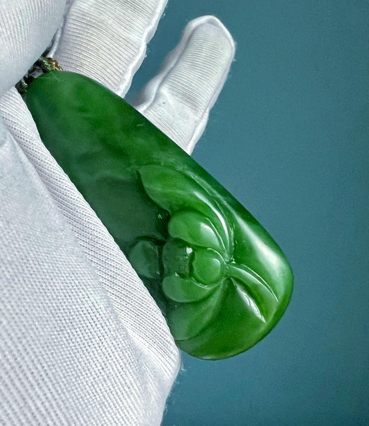 Certified natural hetian jade/Siberian rich   green nephrite carved lotus flower nothing  pendant/necklace 天然精品和田玉 老俄料碧玉无事牌 荷花吊坠 浓色辣绿#4131