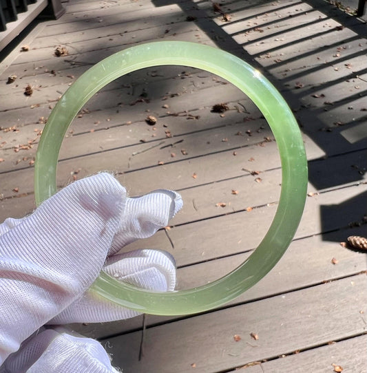 57.1mm Certified natural icy green with emerald green nephrite Bangle/Qingshui nephrite dangling bangle 天然软玉 高冰晴水俏翠青  细圆条手镯 叮当镯 冰润起莹光 #0771