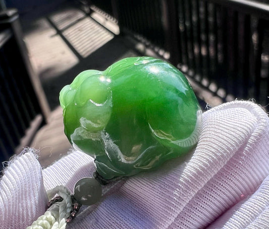 Certified natural Siberian nephrite green jade/ green nephrite carved piggy pendant necklace/chatoyant green nephrite天然碧玉 猫眼小猪吊坠 项链#7432