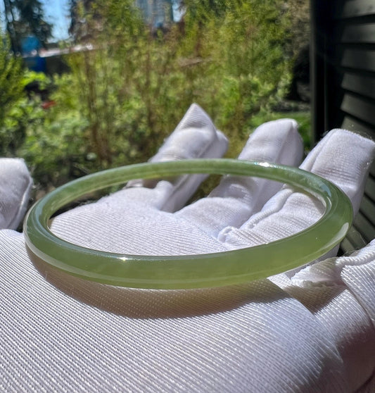 56.8mm Certified natural icy light green with emerald green nephrite Bangle/dangling bangle 天然软玉 冰晴水俏翠青  细圆条手镯 叮当镯 冰润起莹光 #0755