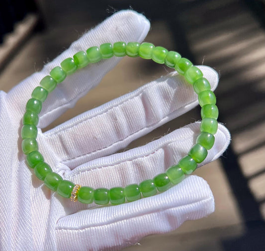 Certified natural nephrite green jade/green nephrite bracelet /fresh  green/straight cut  天然碧玉 鲜嫩果绿 直切珠 极限弧#2899