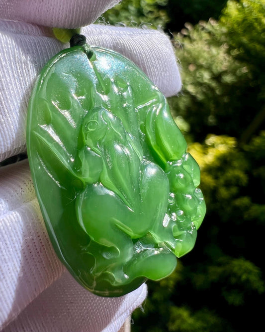 Certified natural Siberian nephrite green jade/green nephrite carved lotus and frog pendant 天然精品俄料碧玉 雕刻呱呱来财吊坠 #7429 浓阳绿起莹光