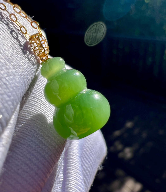 Certified natural nephrite green jade /bright green nephrite carving gourd pendant necklace天然软玉 碧玉雕刻葫芦吊坠 项链/ 18k金扣头#1719 阳绿起莹光